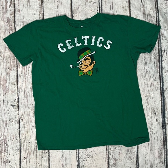 Boston Celtics NBA Basketball Sports Crewneck Green Tshirt - Picture 1 of 4